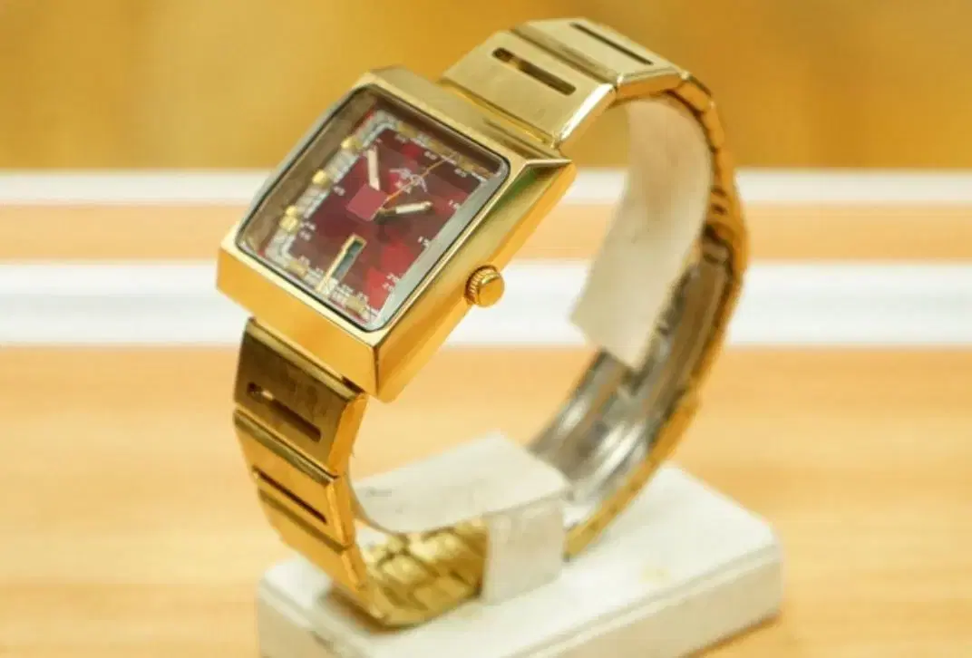 90年代セイコーアルバ別名スクエアフレームゴールドクオーツ腕時計